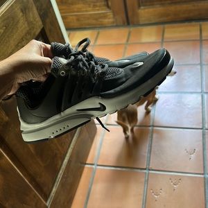 Nike shoes women’s size 6Y converts to 7.5